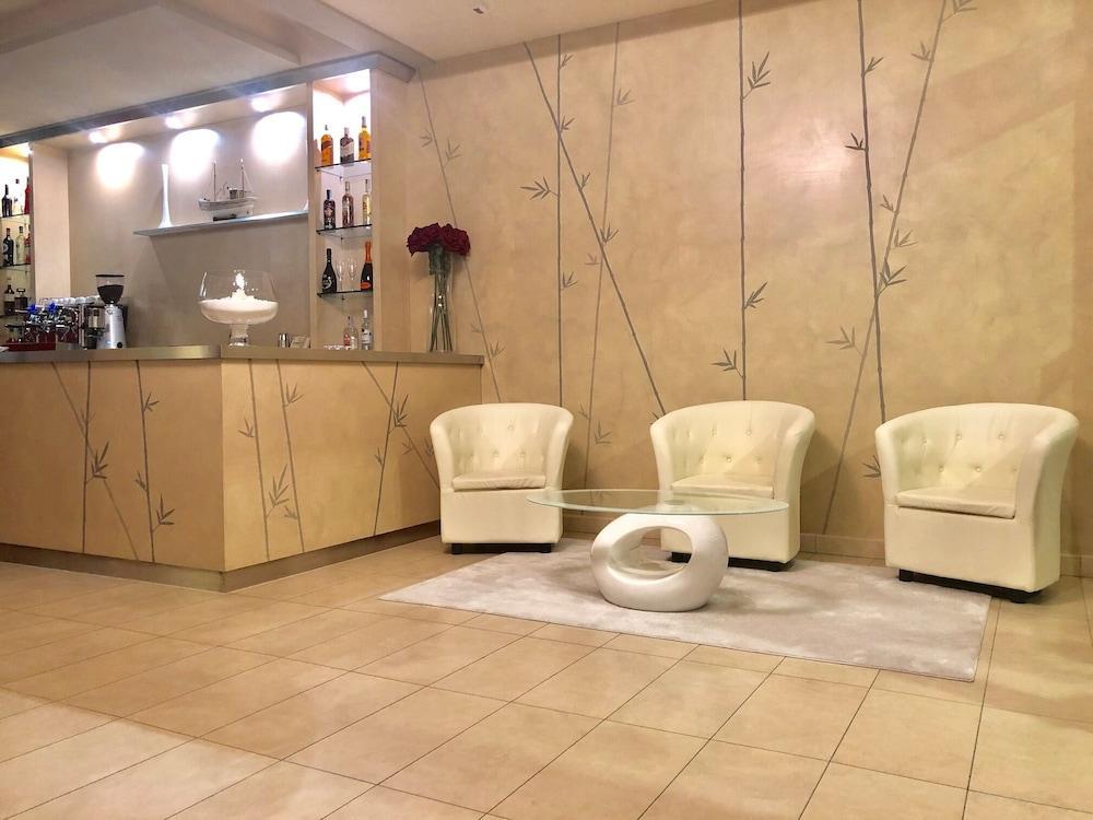 Hotel Cosmopol 체제나티코 외부 사진
